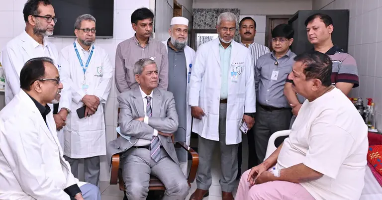 ভূমিমন্ত্রীকে দেখতে বাংলাদেশ মেডিকেল বিশ্ববিদ্যালয়ে গিয়েছেন রাষ্ট্রপতি